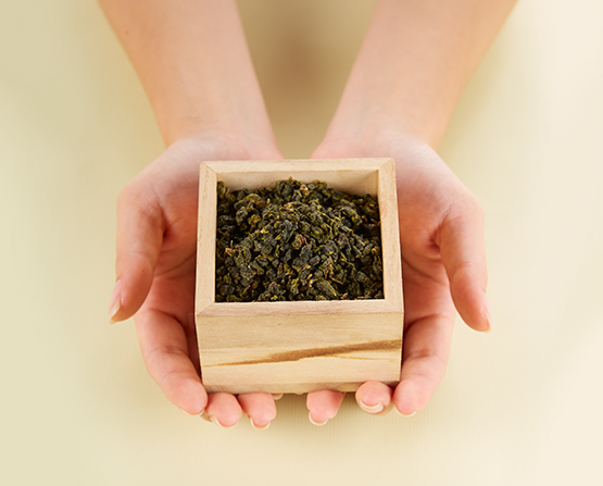 好茶手捧山間